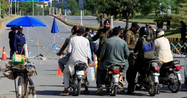 সম্প্রতি ইসলামাবাদের আশপাশে রাস্তায় ব্যারিকেড বসানো হয়েছে